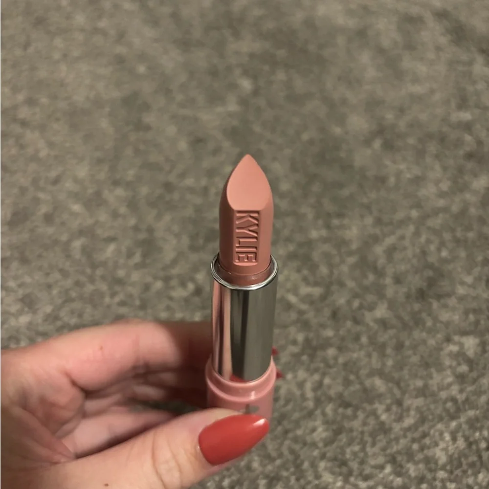 Kylie Cosmetics Matte Lipstick - Soft Pink - Picture 2 of 6
